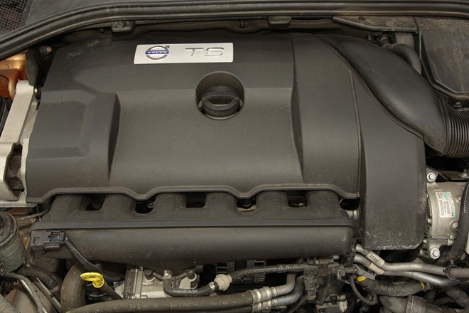 Sześciocylindrowy silnik o mocy ponad 300 KM (Volvo S60 T6 AWD fot. moto.wieszjak.pl)