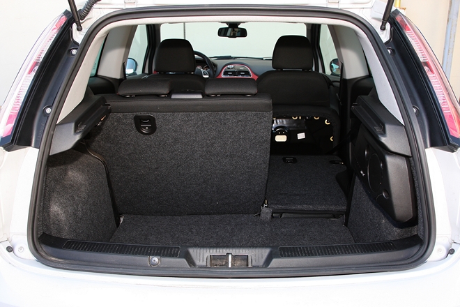 W bagażniku mieści się 275 litrów. Fiat Punto Evo 135 KM Energy fot. moto.wieszjak.pl