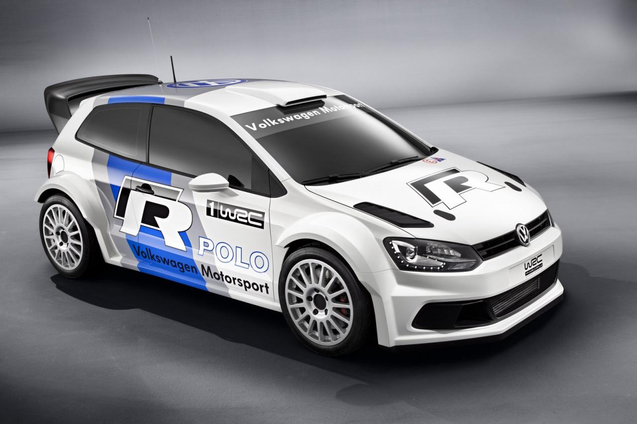 Członek Zarządu Volkswagena ds. Techniki dr Ulrich Hackenberg oraz dwukrotny rajdowy mistrz świata i zwycięzca „Dakaru” Carlos Sainz pokonali pierwsze testowe kilometry w winnicach Veldenz w okolicach Trier, gdzie rozgrywane są ADAC Rallye Deutschland.
Volkswagen Polo R WRC, fot. VW