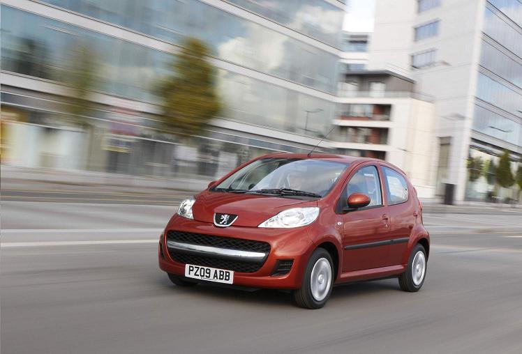 Peugeot 107 jest to jeden z trzech bliźniaczych aut skonstruowanych przy współpracy Toyoty z koncernem PSA. Peugeot jako jeden z dwóch "bliźniaków z Kolina" wyposażany były w silnik diesla. Motor o pojemności 1.4 litra zapewnia temu autku przyzwoite osiągi jak na samochód tej klasy. Możliwe jest uzyskanie spalania poniżej 4 litrów na 100 km.