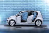 Miejskie auto Volkswagena o niewielkich wymiarach zyskało dodatkową parę drzwi. Miejskie auto Volkswagena o niewielkich wymiarach zyskało dodatkową parę drzwi.