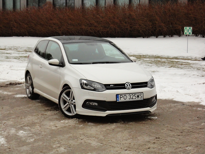 Nawet w ponurym otoczeniu Polo R-Line prezentuje się atrakcyjnie