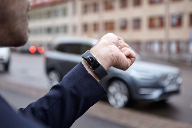Volvo i Microsoft opracowały technologię, dzięki której jeszcze w 2016 r. będzie można sterować funkcjami samochodu poprzez zakładaną na rękę opaskę. Komendy będą wydawane głosowo, analogicznie jak to się odbywało w słynnym serialu z Davidem Hasselhoffem, który zdalnie wydawał polecenia swojemu samochodowi nazwanemu KITT!