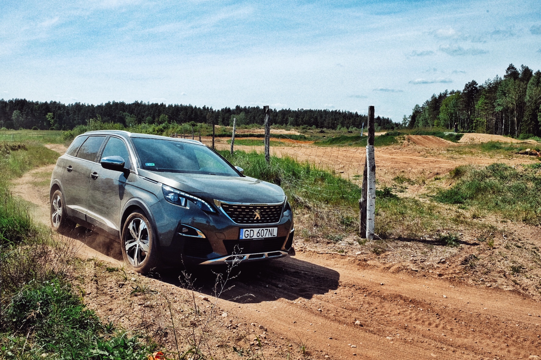 System Advanced Grip Control umożliwia przejazd Peugeotem 5008 po gruntowych drogach, na których większość samochodów osobowych miałaby problemy.