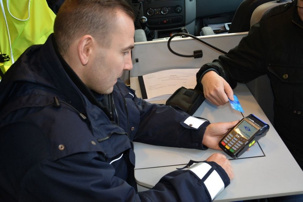 Policja właśnie zaczęła korzystać z terminali płatniczych – ruszył program pilotażowy / fot. Policja