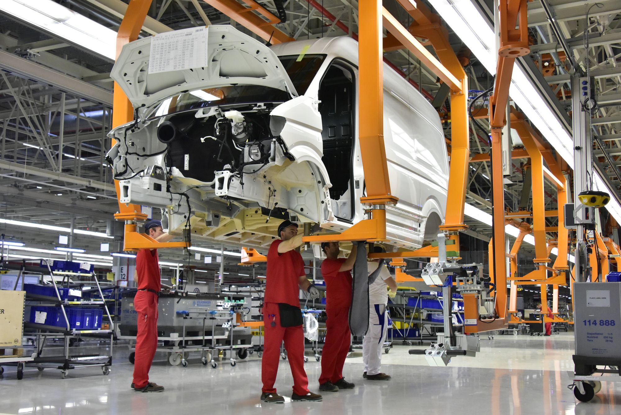 W nowej fabryce Volkswagena we Wrześni są produkowane dostawcze Craftery. Jakie jest planowane <a class=